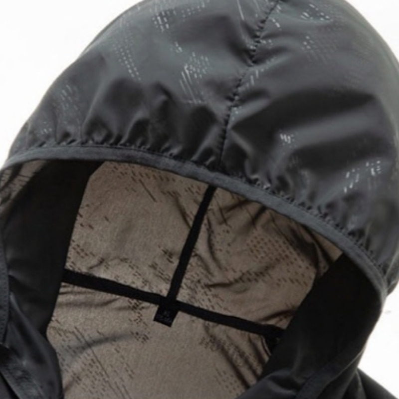 Veste de randonnée dépliée, montrant sa légèreté
