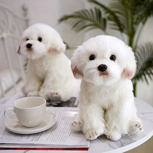 Enfant tenant un jouet en peluche chien, sourire joyeux