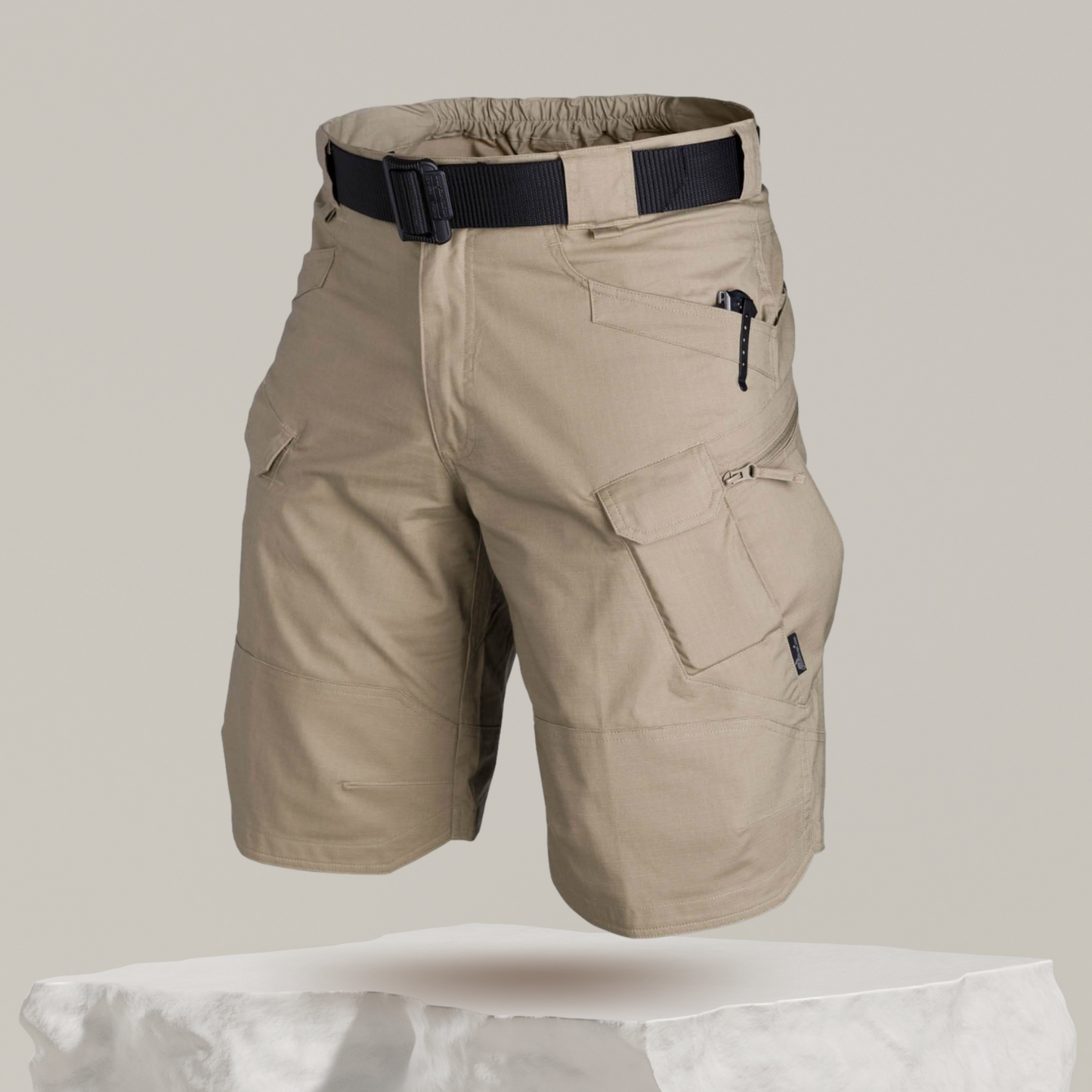 Short imperméable en action lors d'une randonnée en montagne