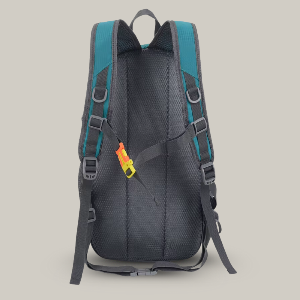 Vue de côté du sac à dos avec poches ouvertes et remplies