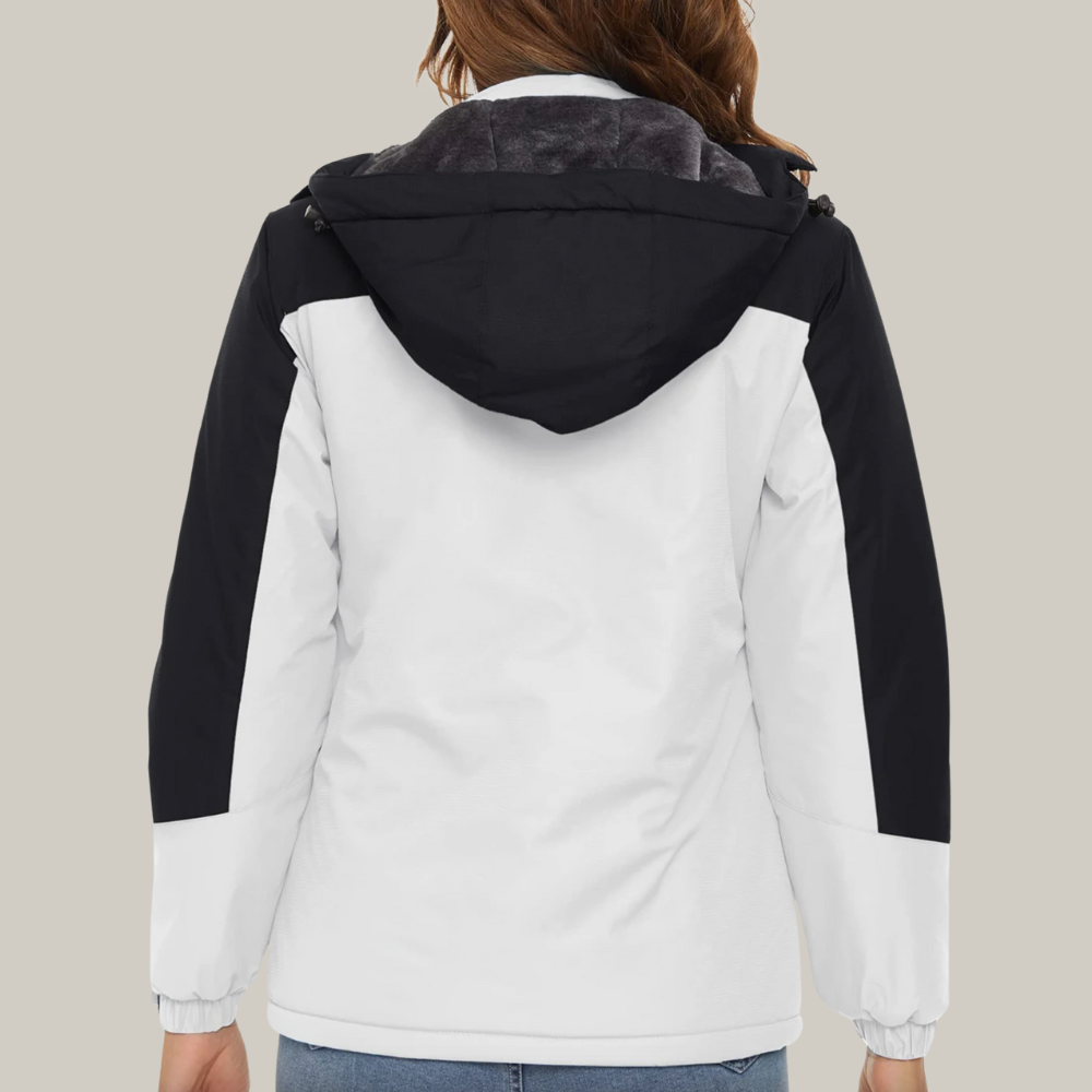 Vue de profil d'une skieuse portant une veste imperméable sur les pistes