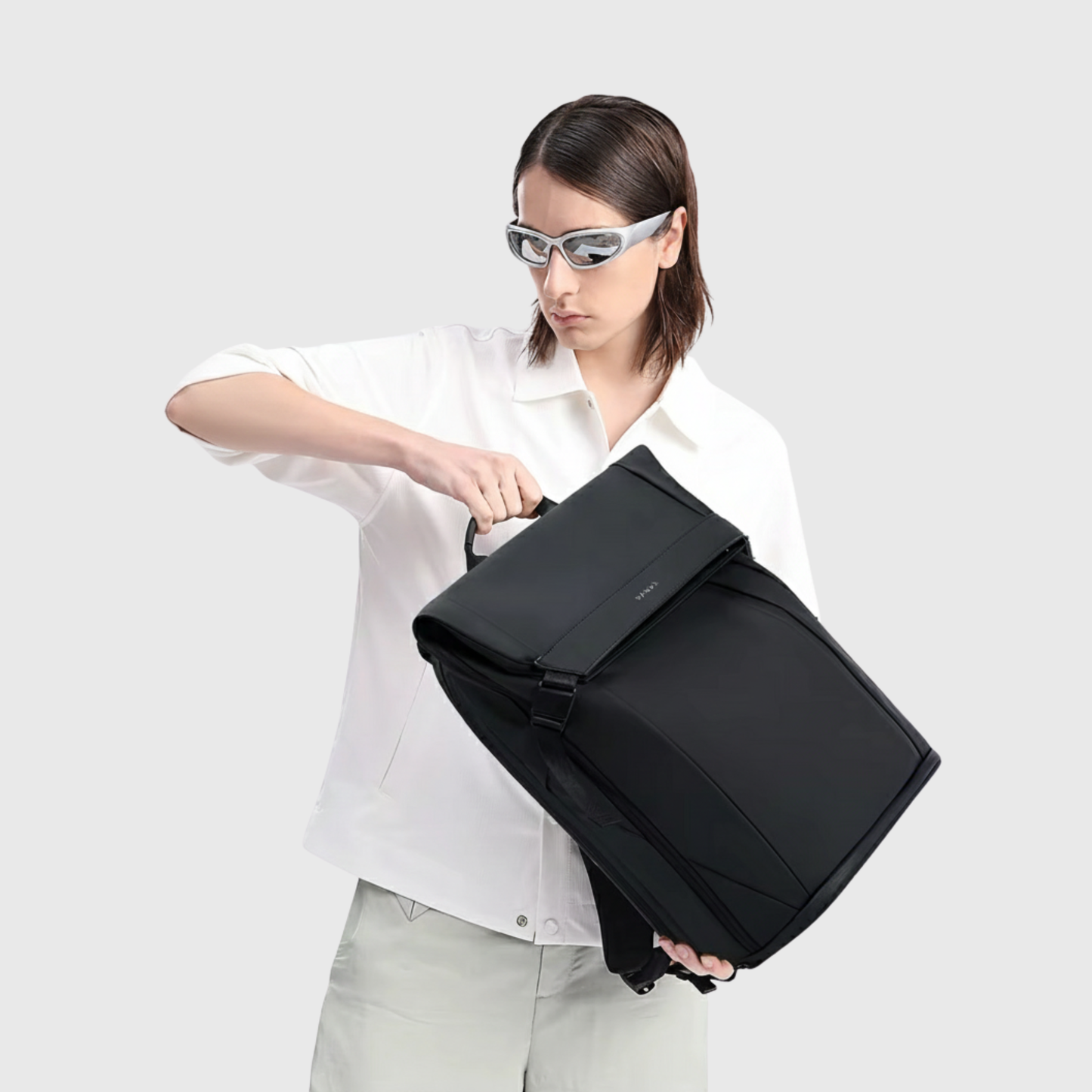 Vue latérale du sac montrant le compartiment rembourré pour ordinateur