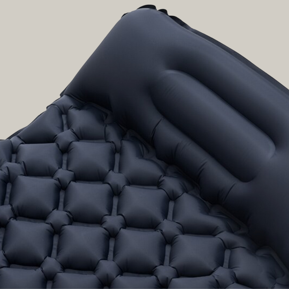 Matelas gonflable avec pompe intégrée sur fond blanc