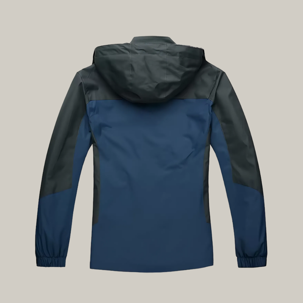 Veste de randonnée montrée avec poches pratiques ouvertes
