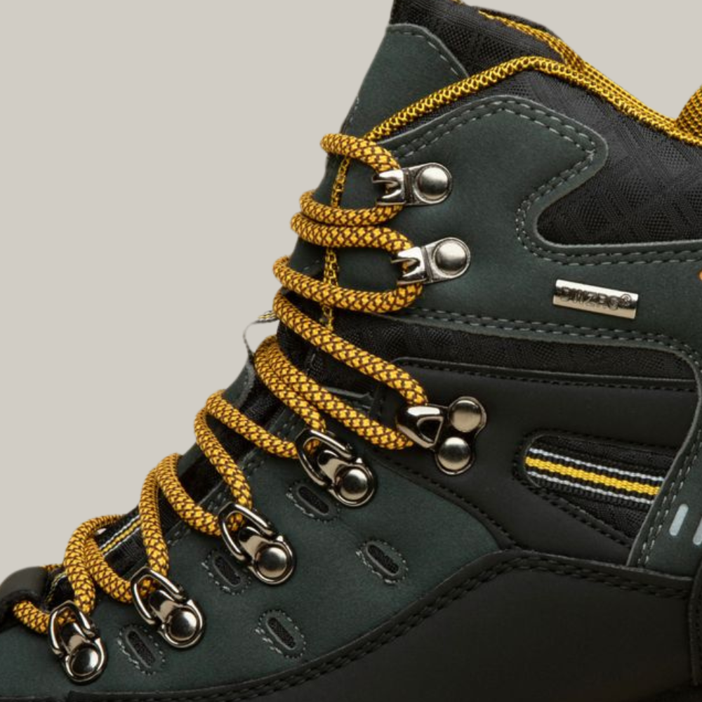 Vue de dessus de la chaussure montrant le laçage robuste