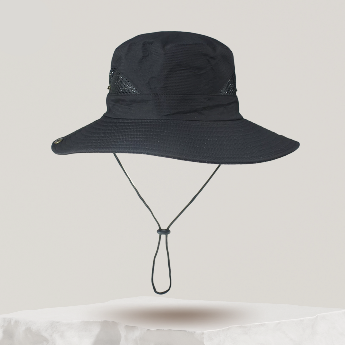 Chapeau porté en extérieur, démontrant sa tenue par vent fort