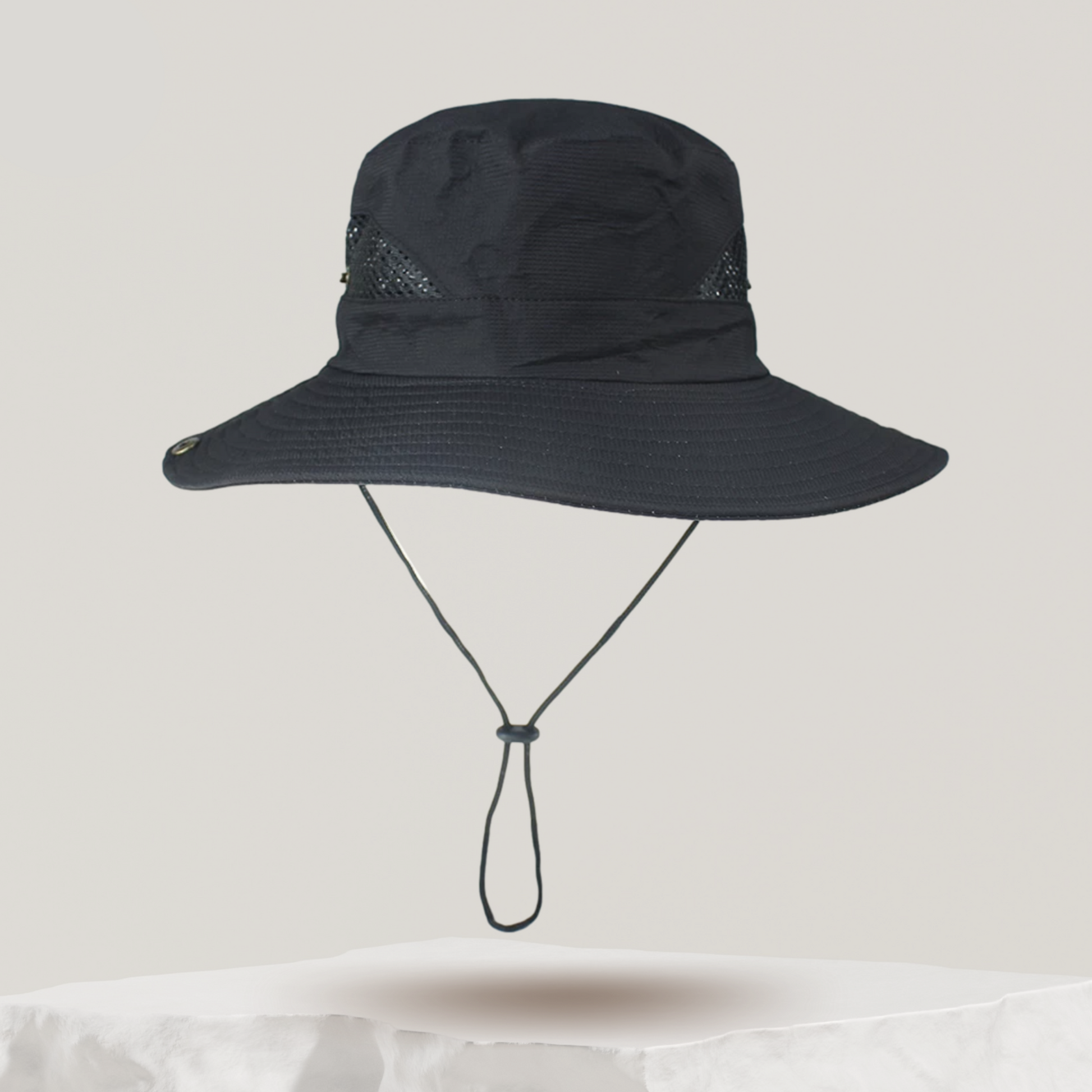 Chapeau porté en extérieur, démontrant sa tenue par vent fort