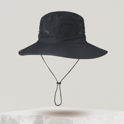 Chapeau porté en extérieur, démontrant sa tenue par vent fort