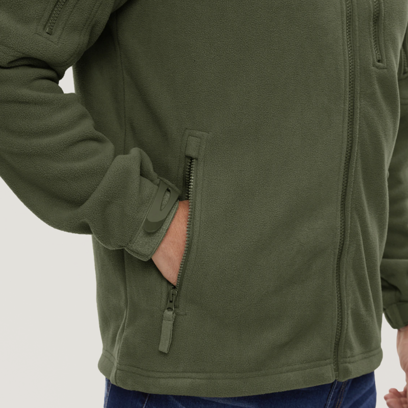 Veste polaire avec poches zippées en gros plan