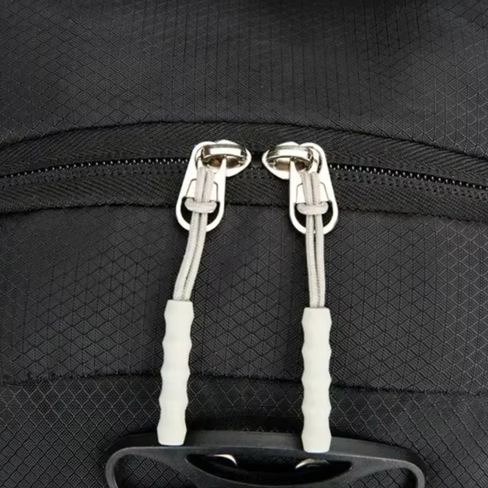 Poche latérale avec gourde insérée dans le sac à dos