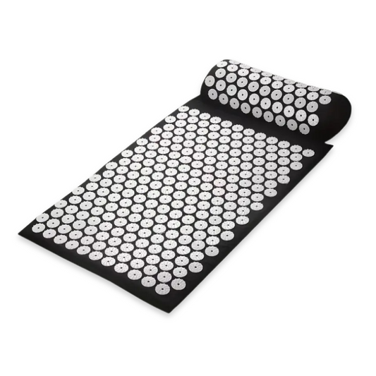 Coussin d'acupression ergonomique posé sur le tapis