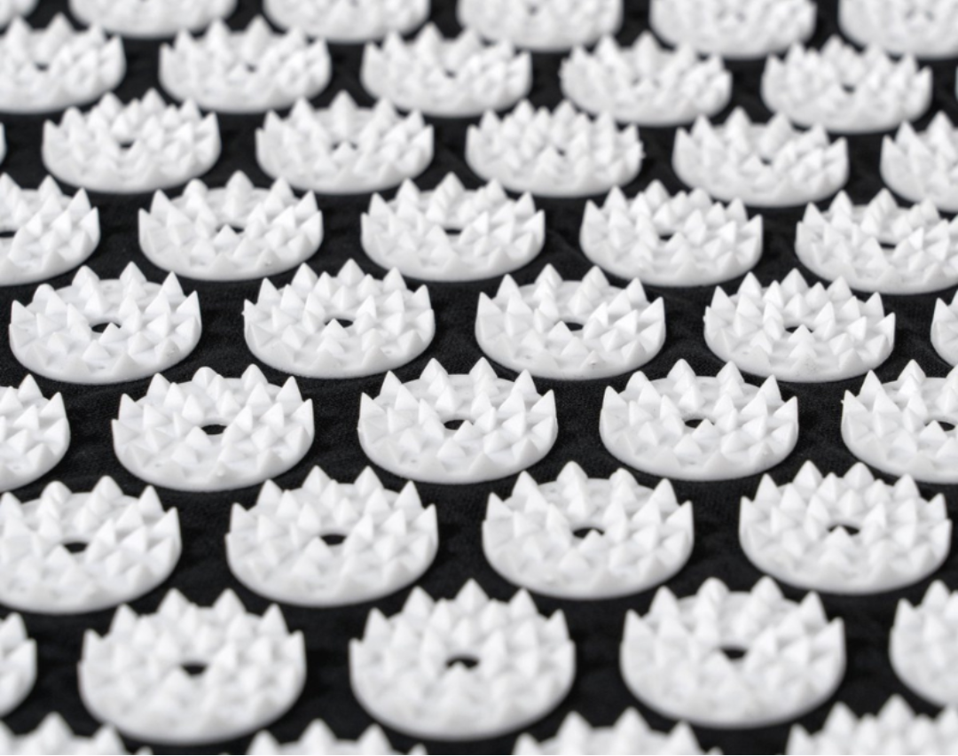 Gros plan sur les pointes en plastique du tapis d'acupression