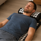 Tapis d'acupression enroulé, montrant sa compacité