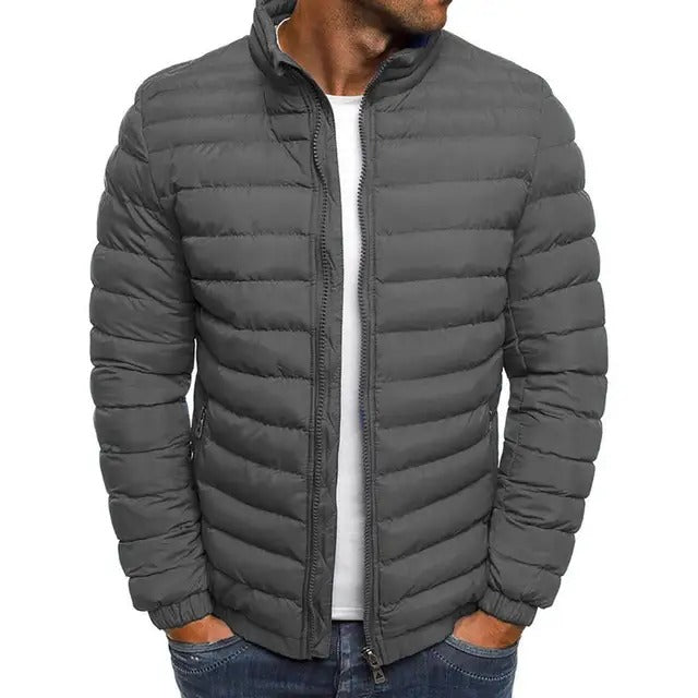 Homme en veste d'été, associée à un pantalon décontracté