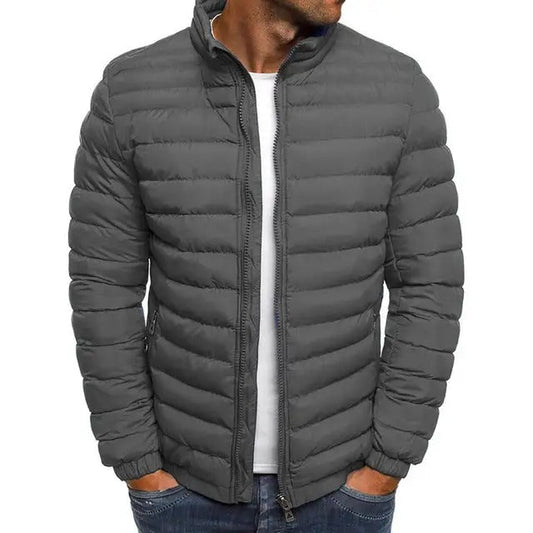 Homme en veste d'été, associée à un pantalon décontracté