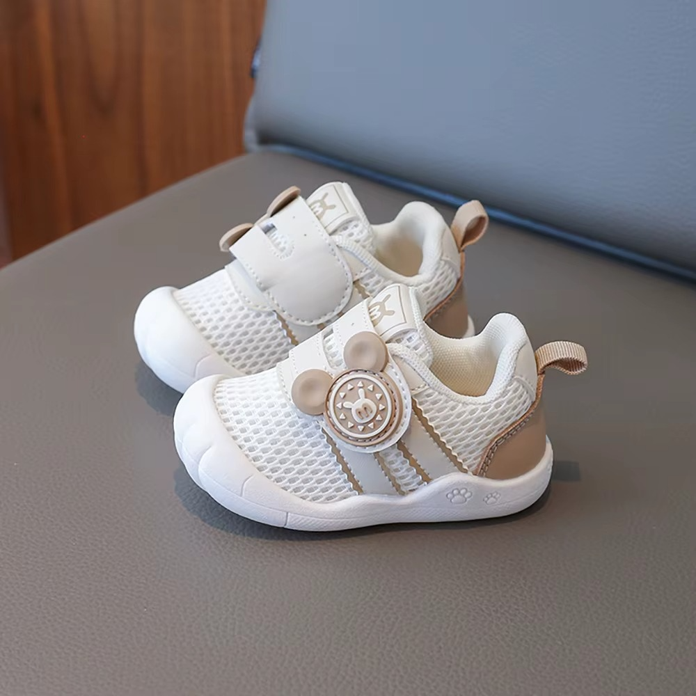 Vue d'ensemble des baskets bébé sur fond blanc