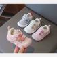 Vue latérale de baskets enfant avec soutien ergonomique