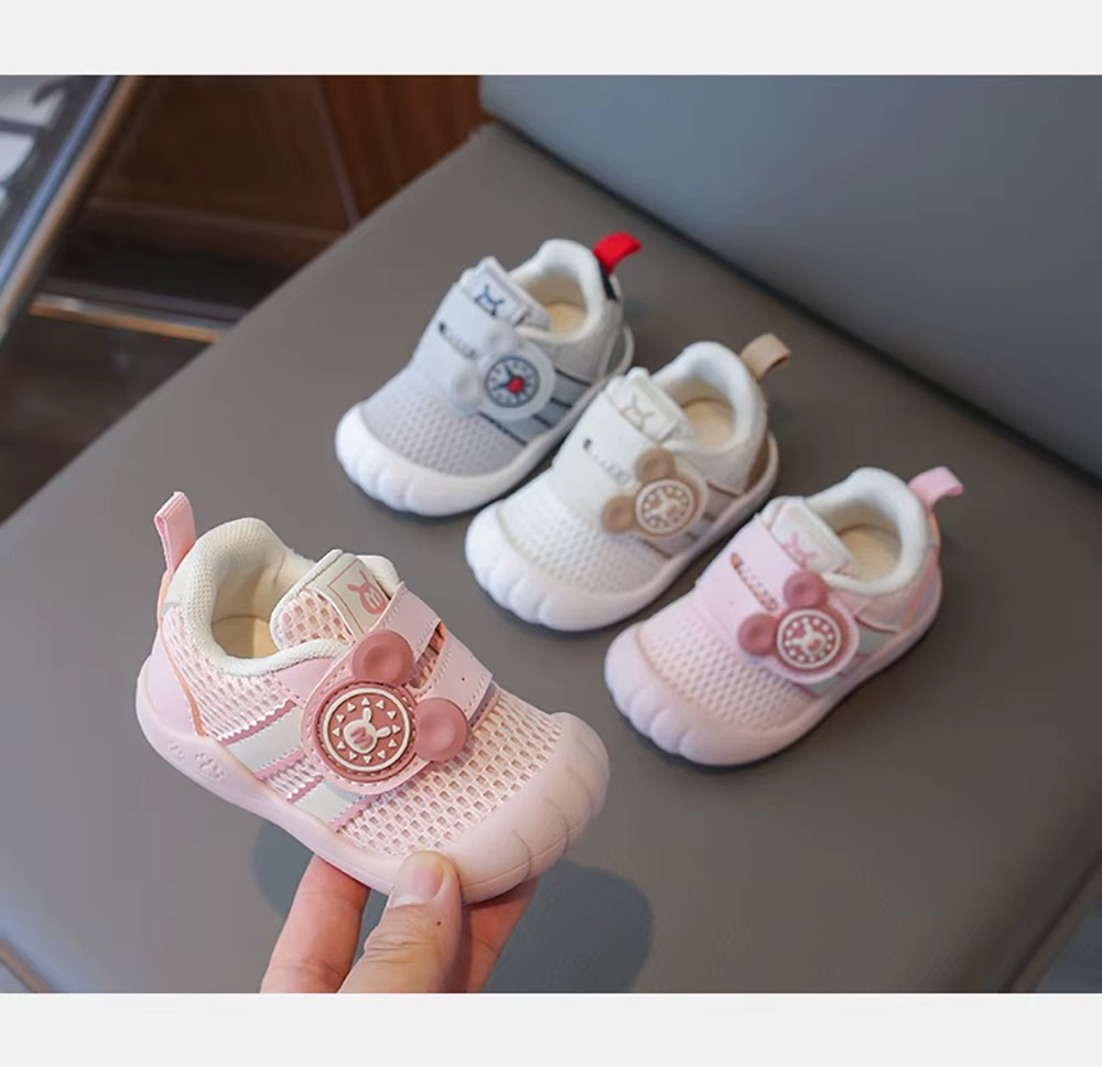 Vue latérale de baskets enfant avec soutien ergonomique