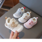 Gros plan sur la semelle antidérapante des chaussures bébé