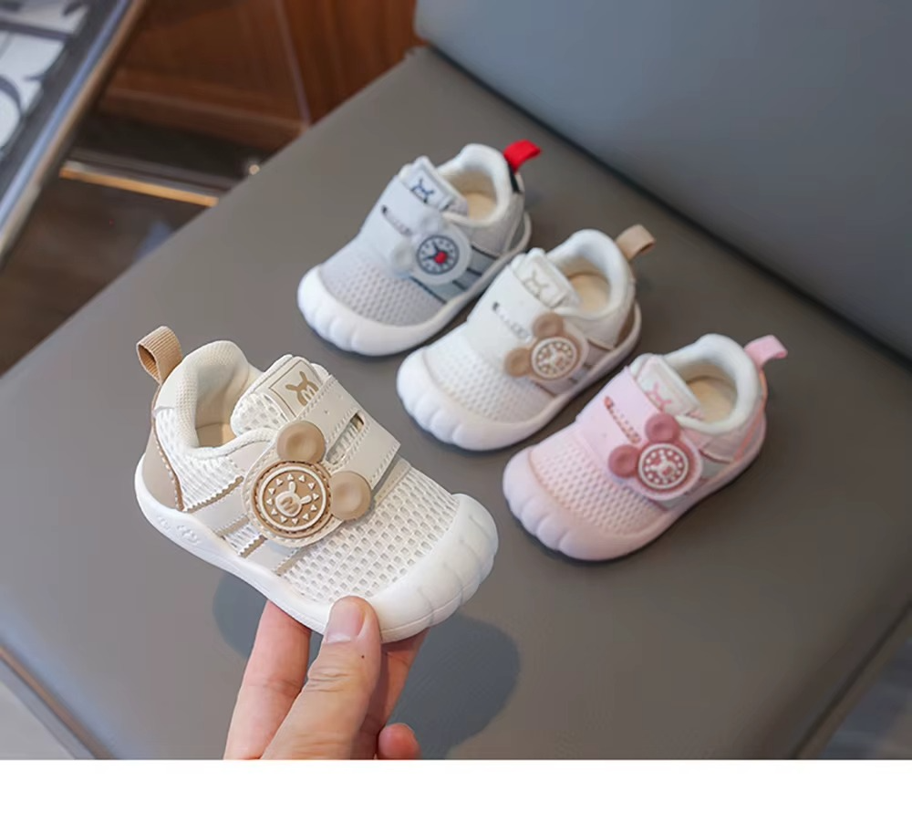 Gros plan sur la semelle antidérapante des chaussures bébé