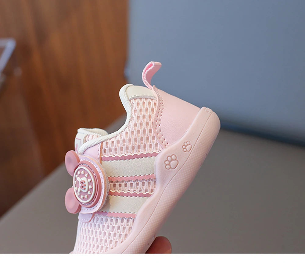 Chaussures bébé montrant la doublure intérieure respirante