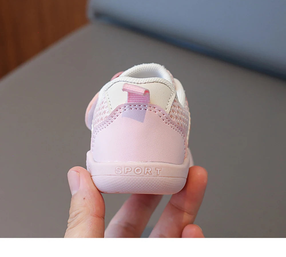 Vue arrière des baskets bébé avec soutien de la cheville
