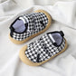 Gros plan sur le tissu respirant des baskets