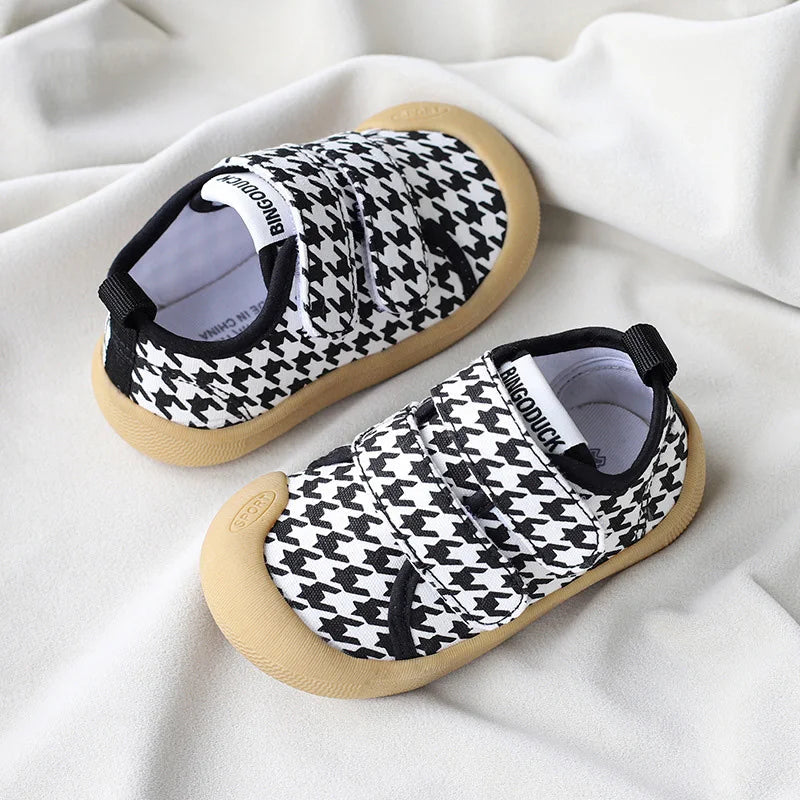 Gros plan sur le tissu respirant des baskets