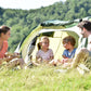 Tente pop up verte montée dans un parc ensoleillé