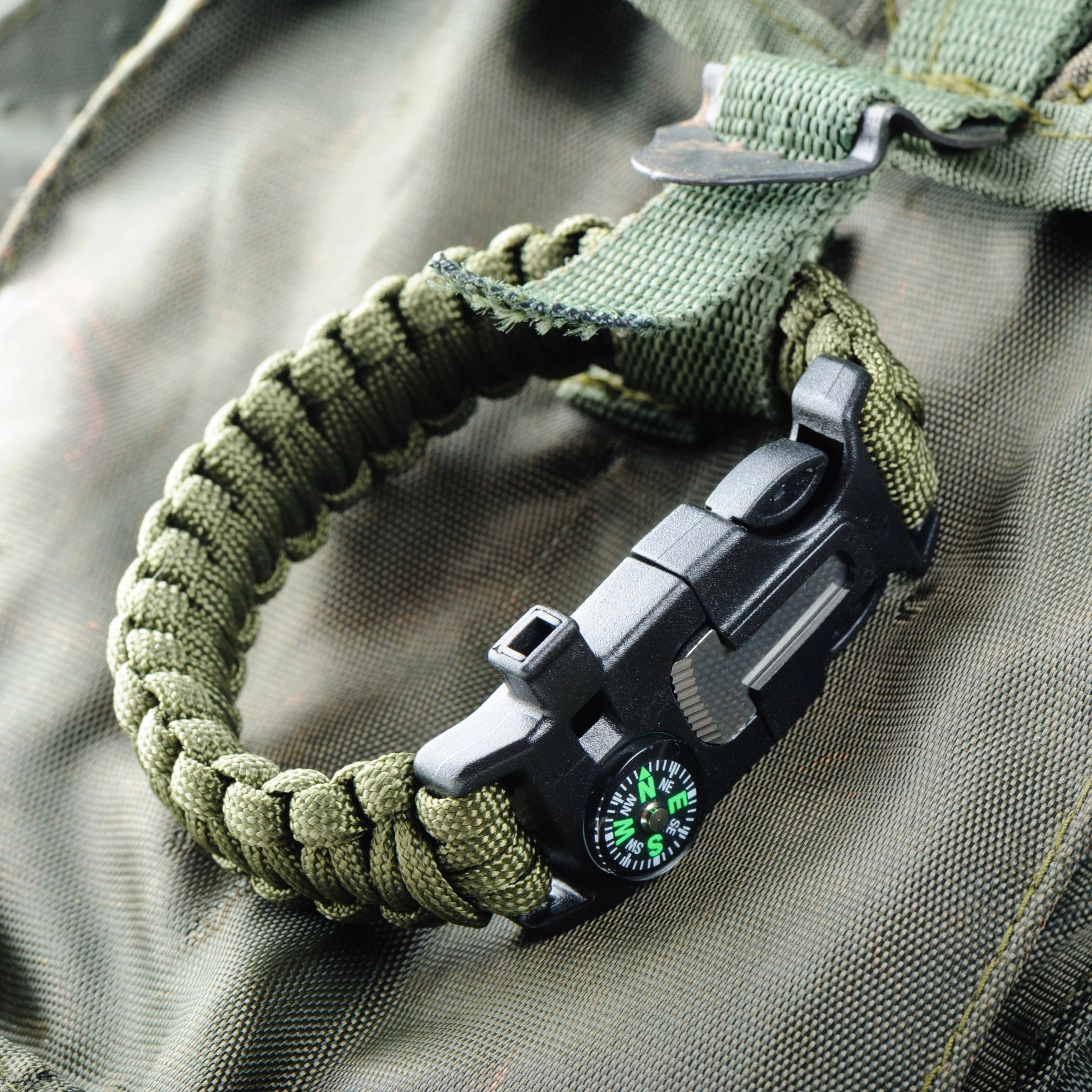 Bracelet de survie avec couteau et boussole intégrés