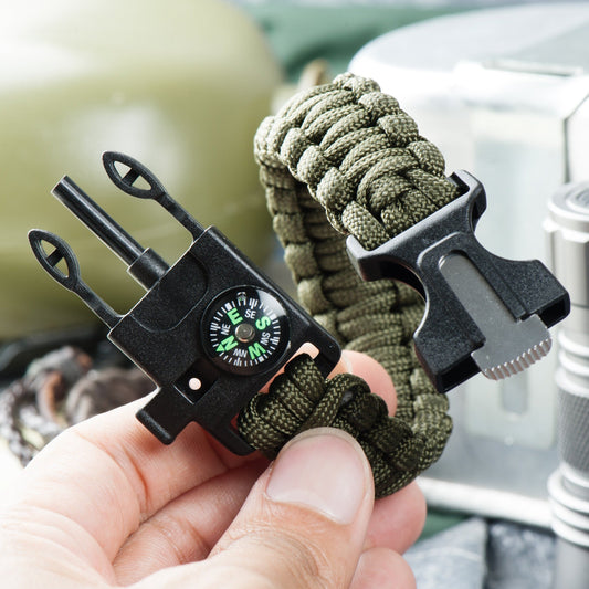 Vue détaillée du couteau tactique du bracelet multifonction