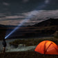 Personne portant la lampe frontale en pleine nature