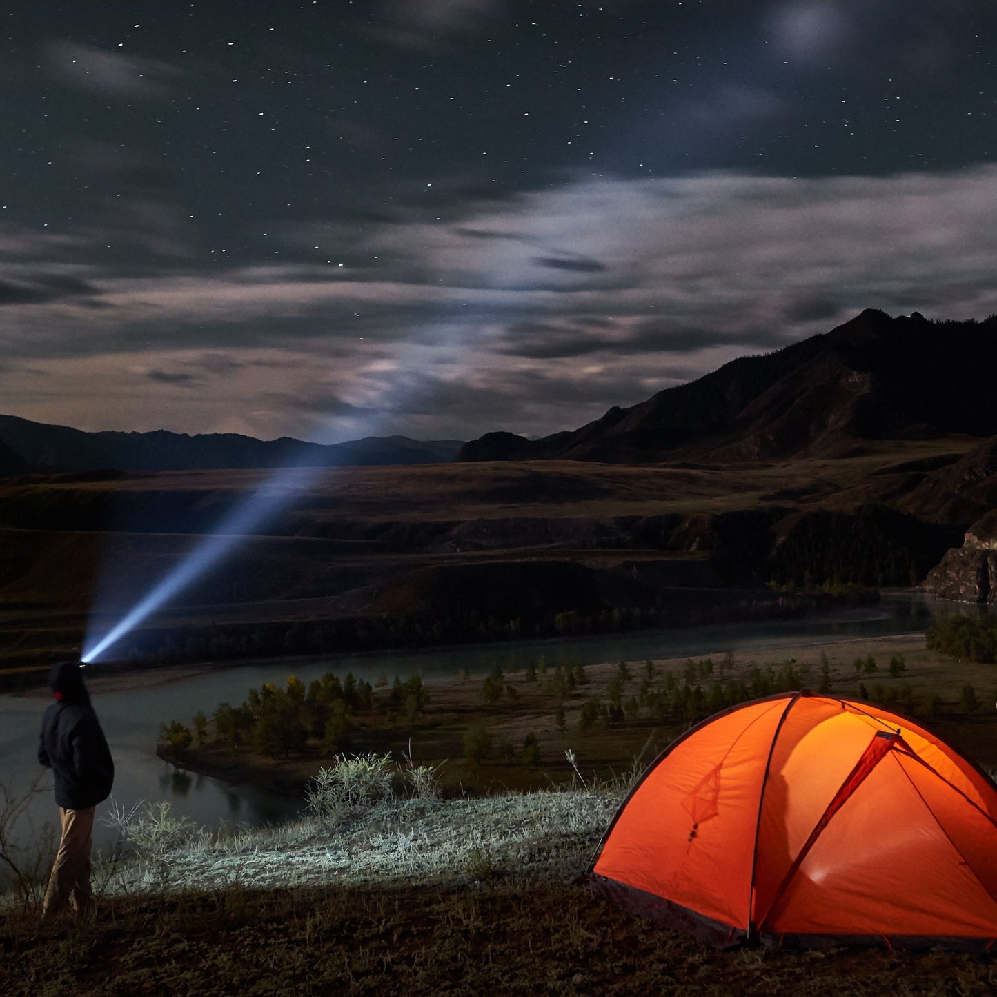 Personne portant la lampe frontale en pleine nature