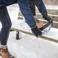 Crampons de neige sur chaussures de randonnée en hiver