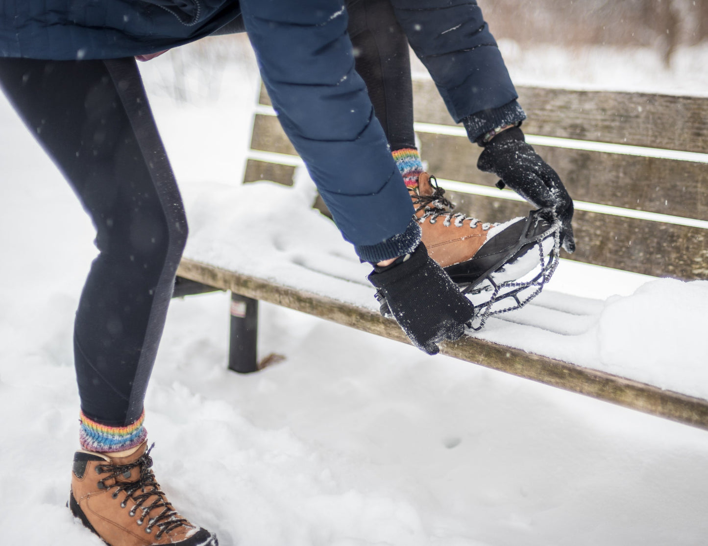 Crampons de neige sur chaussures de randonnée en hiver