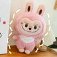 Peluche d'animal vue de côté, design adorable et câlin