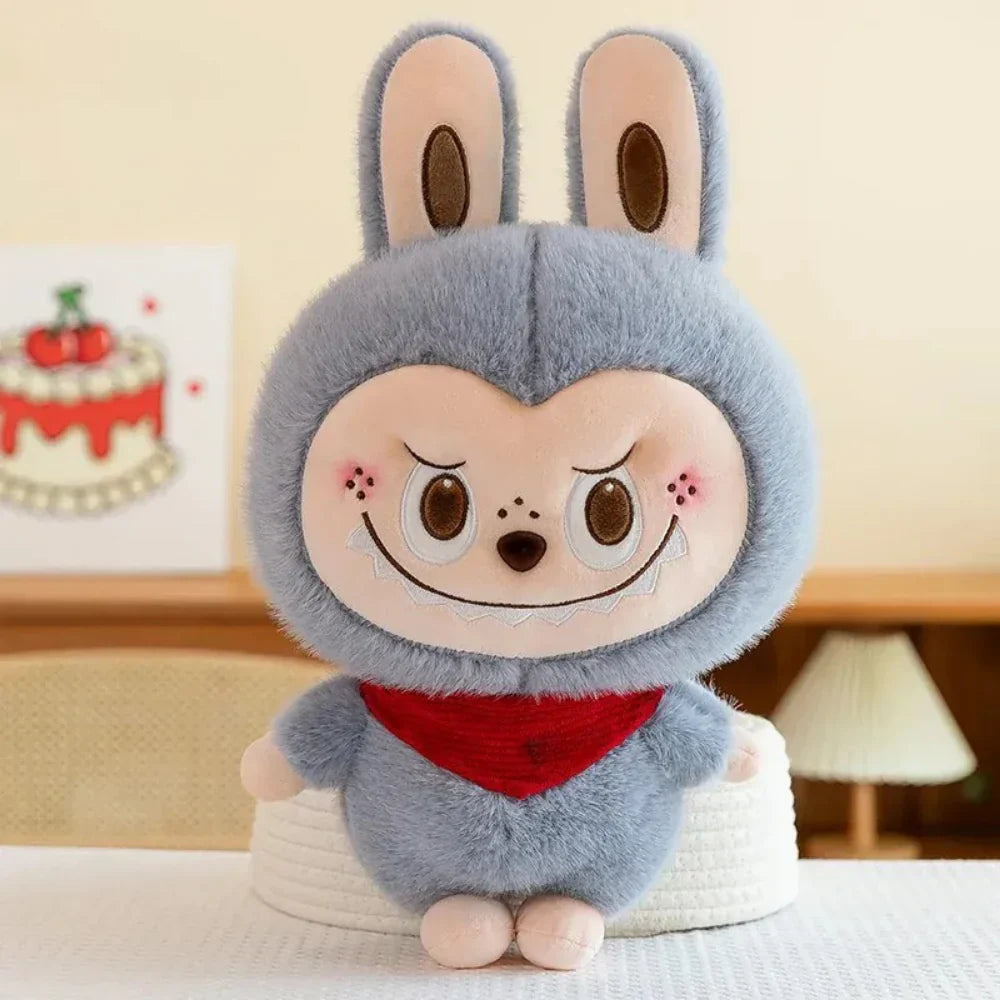 Enfant tenant une peluche d'animal, sourire et confort
