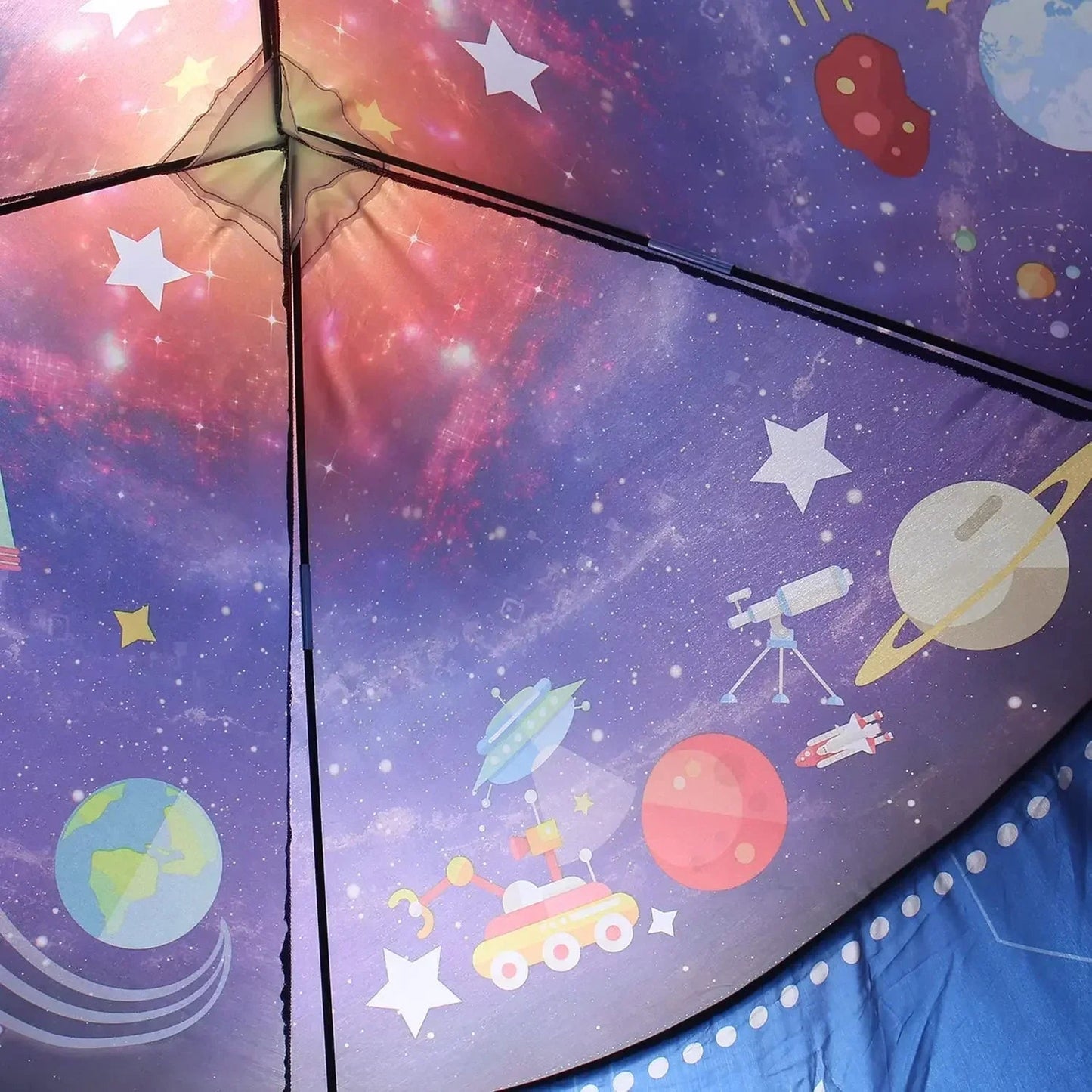 Vue de côté d'une tente pop-up avec fenêtres transparentes