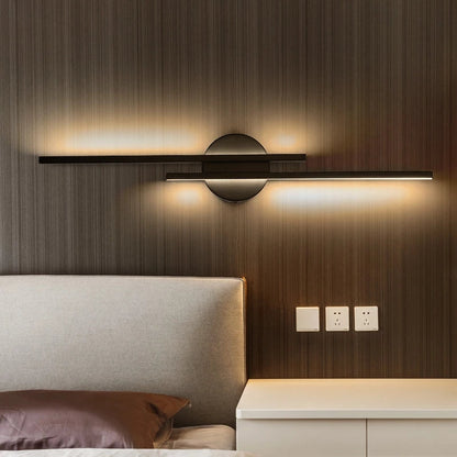 Applique LED noire installée dans un intérieur moderne