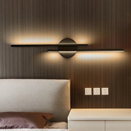 Applique LED noire installée dans un intérieur moderne