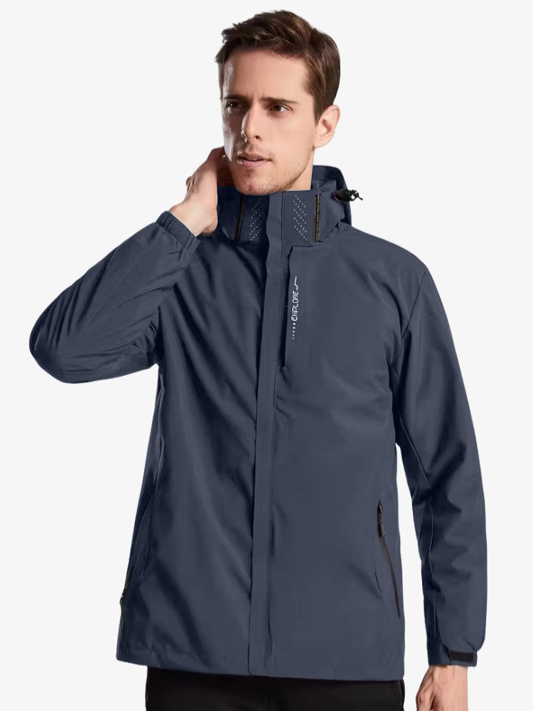 Veste imperméable homme montrée en extérieur sous la pluie