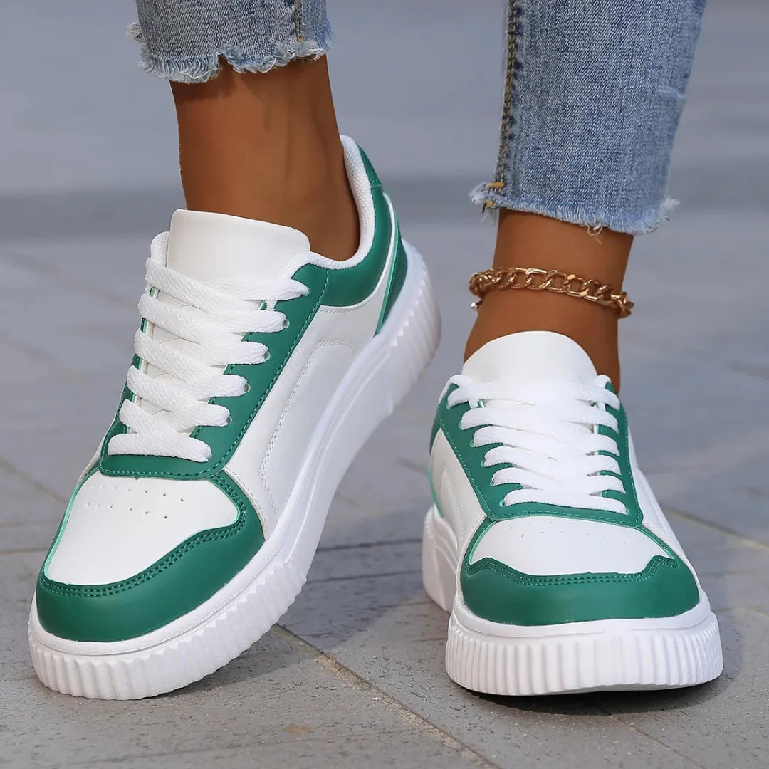 Baskets portées avec tenue décontractée, vue de profil