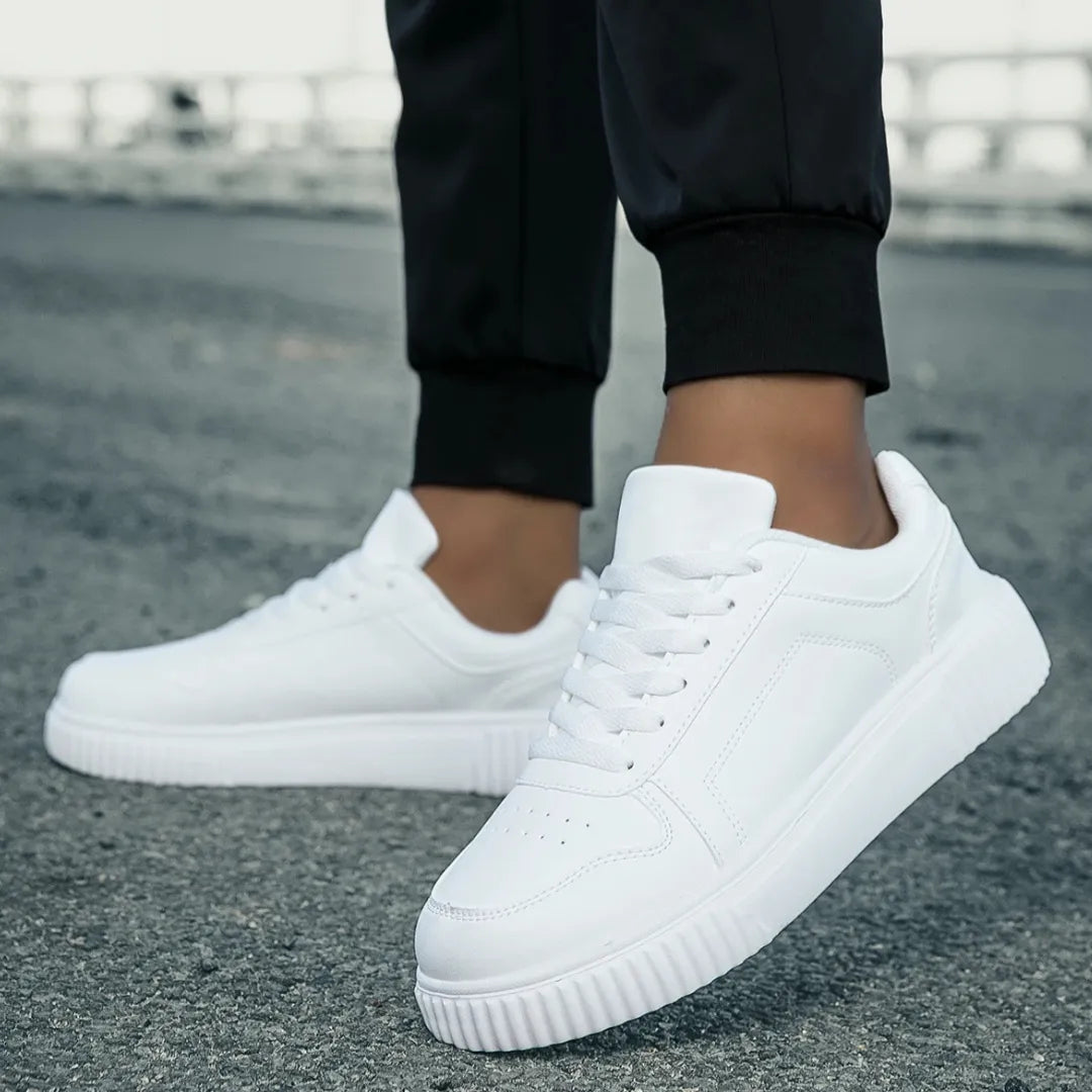 Vue de dessus des baskets montrant le design léger