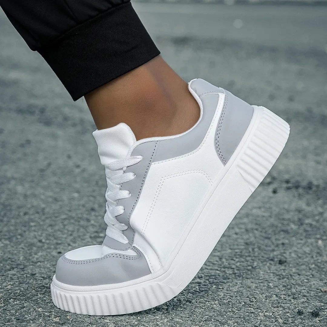 Baskets posées sur une surface en bois, vue latérale