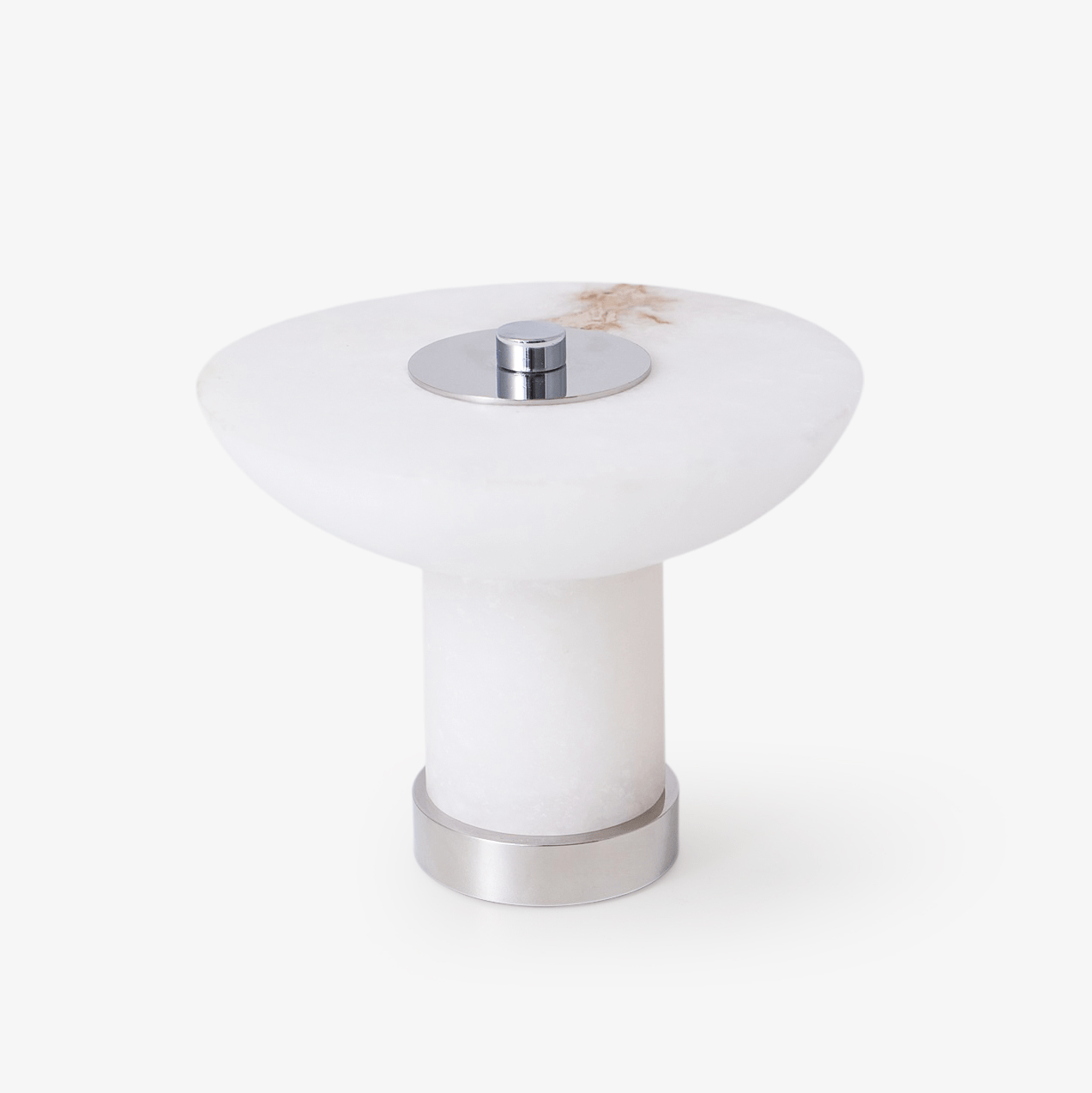 Lampe en alabastre sur table en bois clair