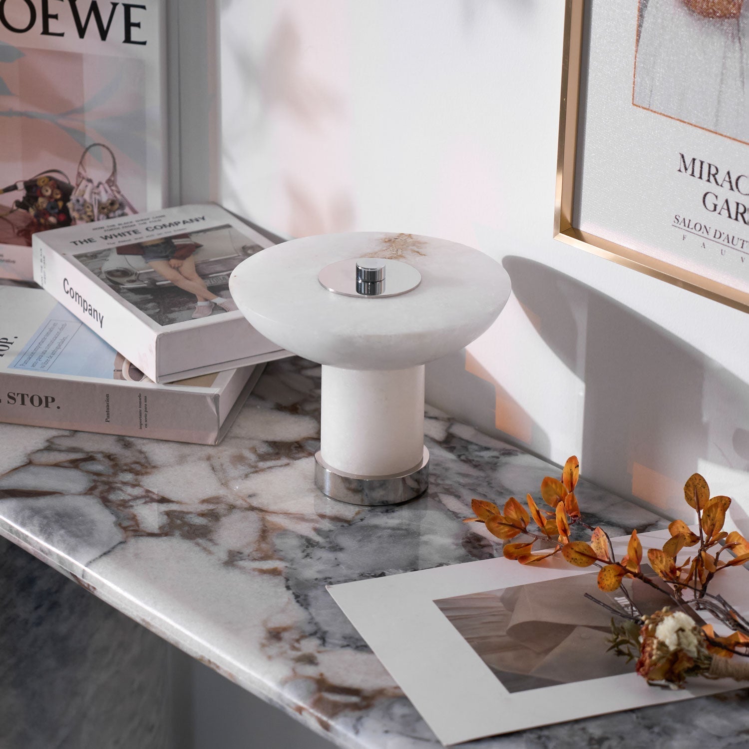 Lampe en alabastre avec commandes tactiles visibles