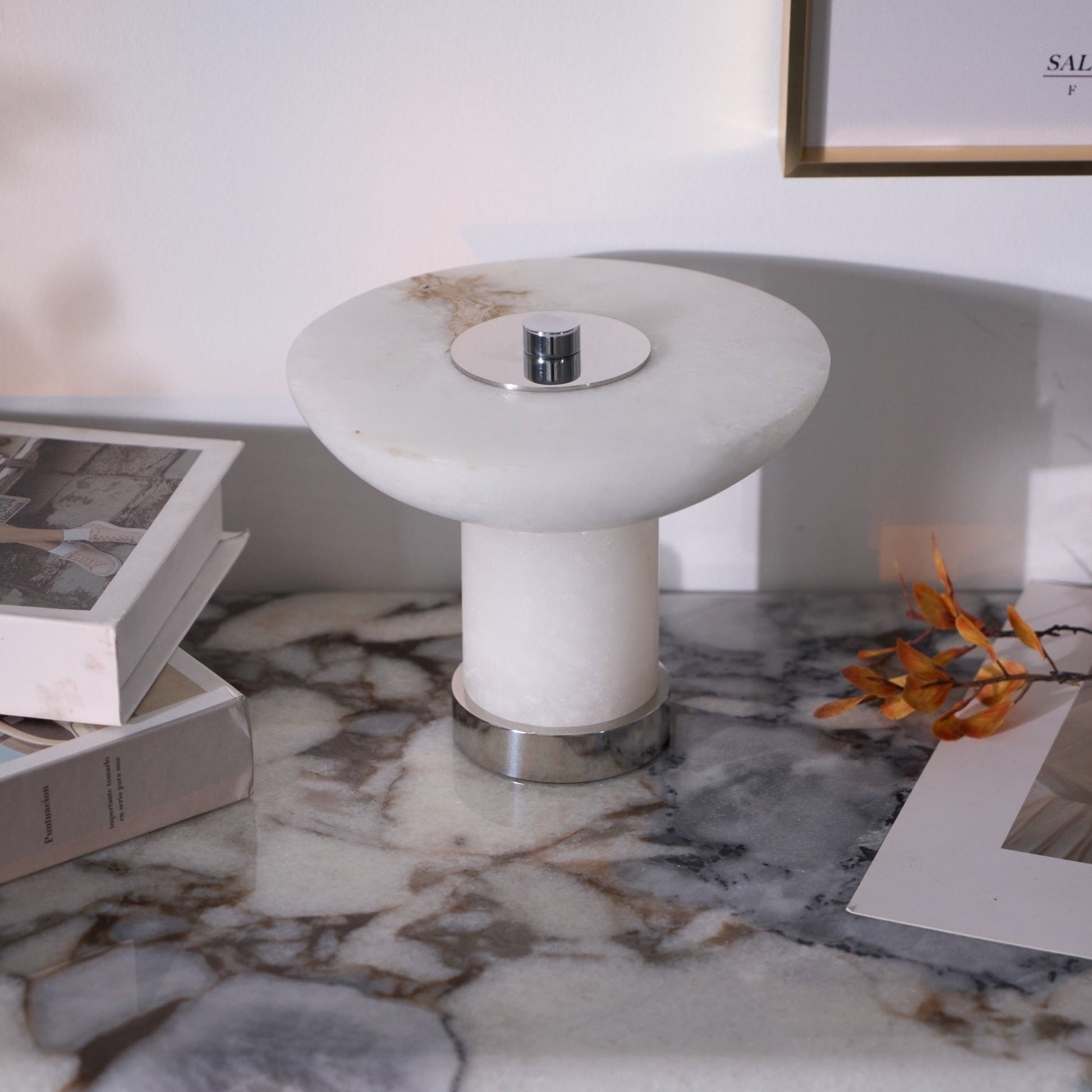 Vue de côté montrant les courbes fluides de la lampe