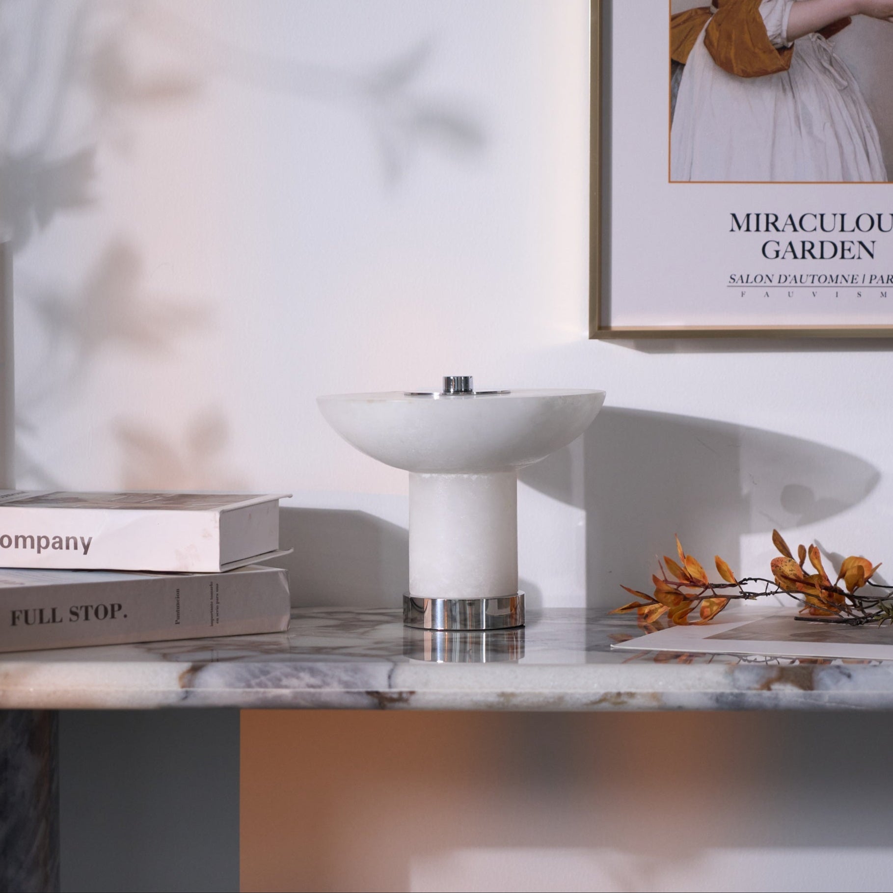 Lampe éteinte sur une étagère moderne