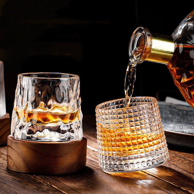 Vue rapprochée d'un verre à whisky rotatif en cristal
