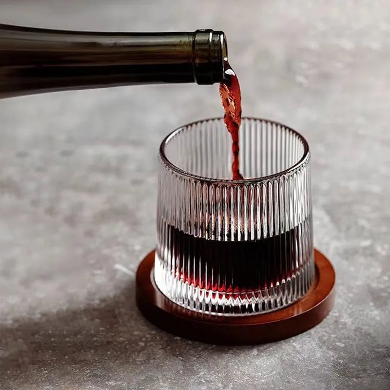 Verre à whisky rotatif montrant sa base arrondie